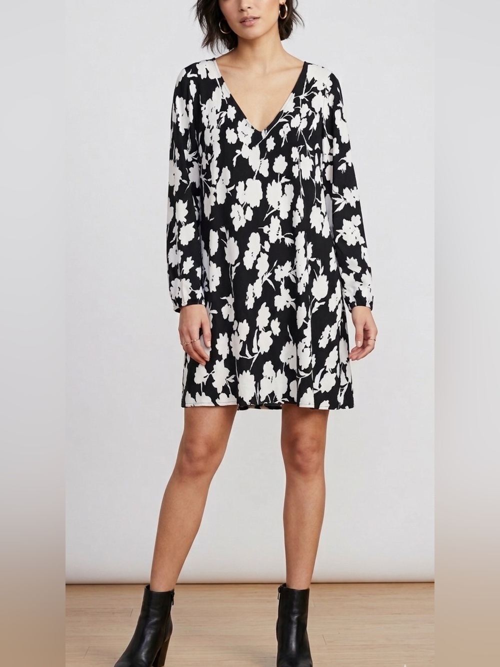 Bethany Black & White Floral Split Long-Sleeve V-Neck Dress Size L